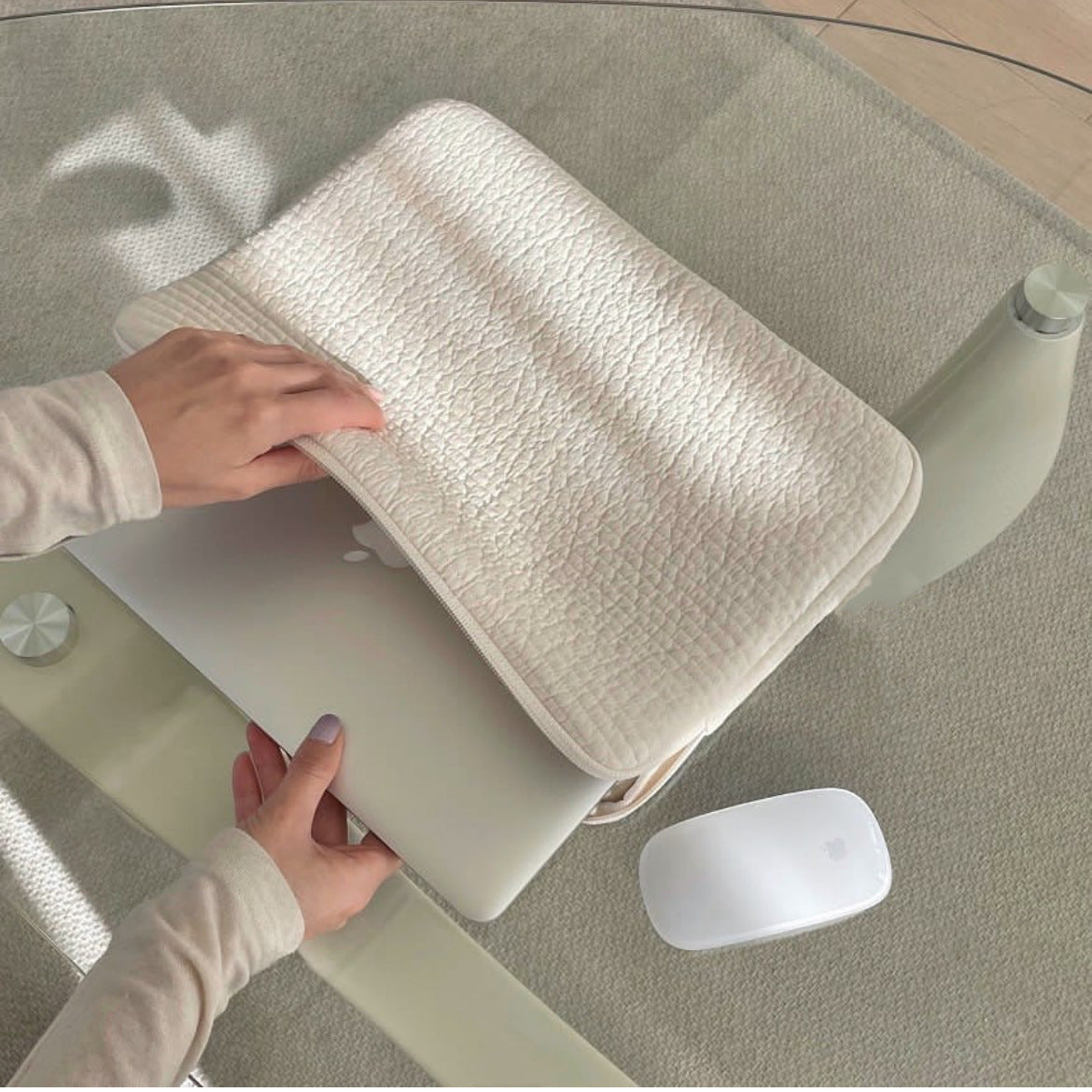 Hand-held Anti-seismic Laptop sleeve